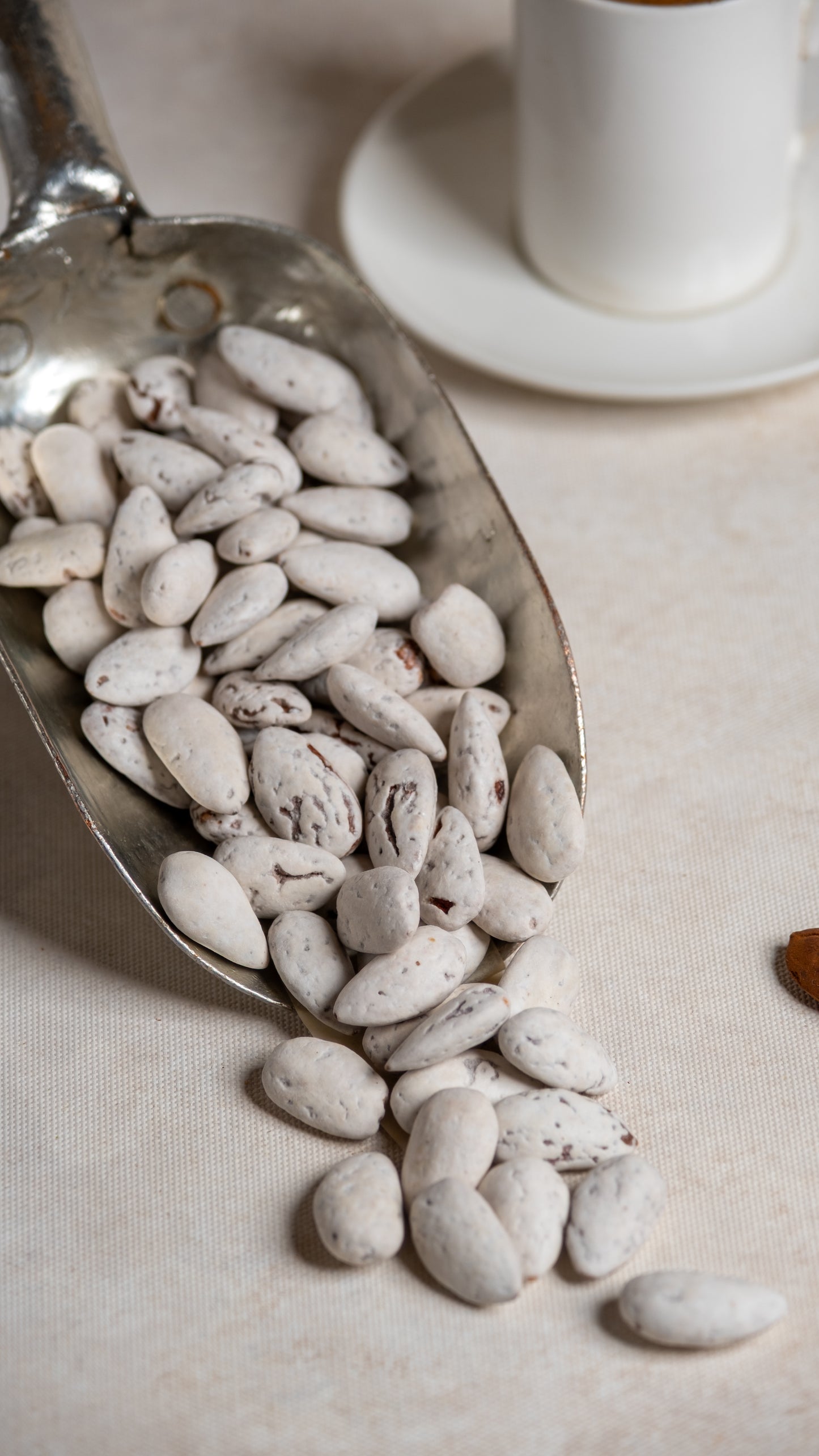 Yöresel beyaz badem şekeri, incecik şeker kaplaması ve çıtır taze bademiyle bayram ve özel günlerin vazgeçilmez ikramı.