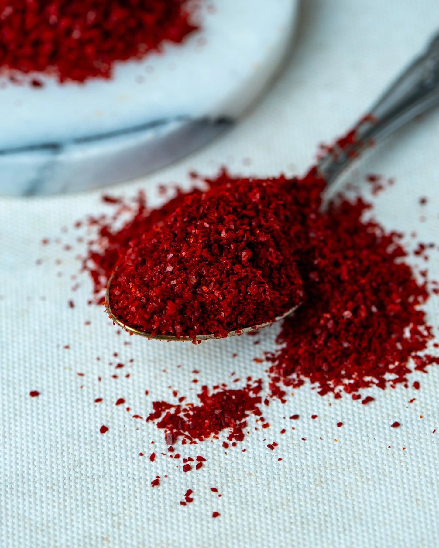 Paketli ev tipi pul biber sunumu, yemeklere ve çorbalara lezzet veren parlak ve yağlı yapıda acı pul biber.