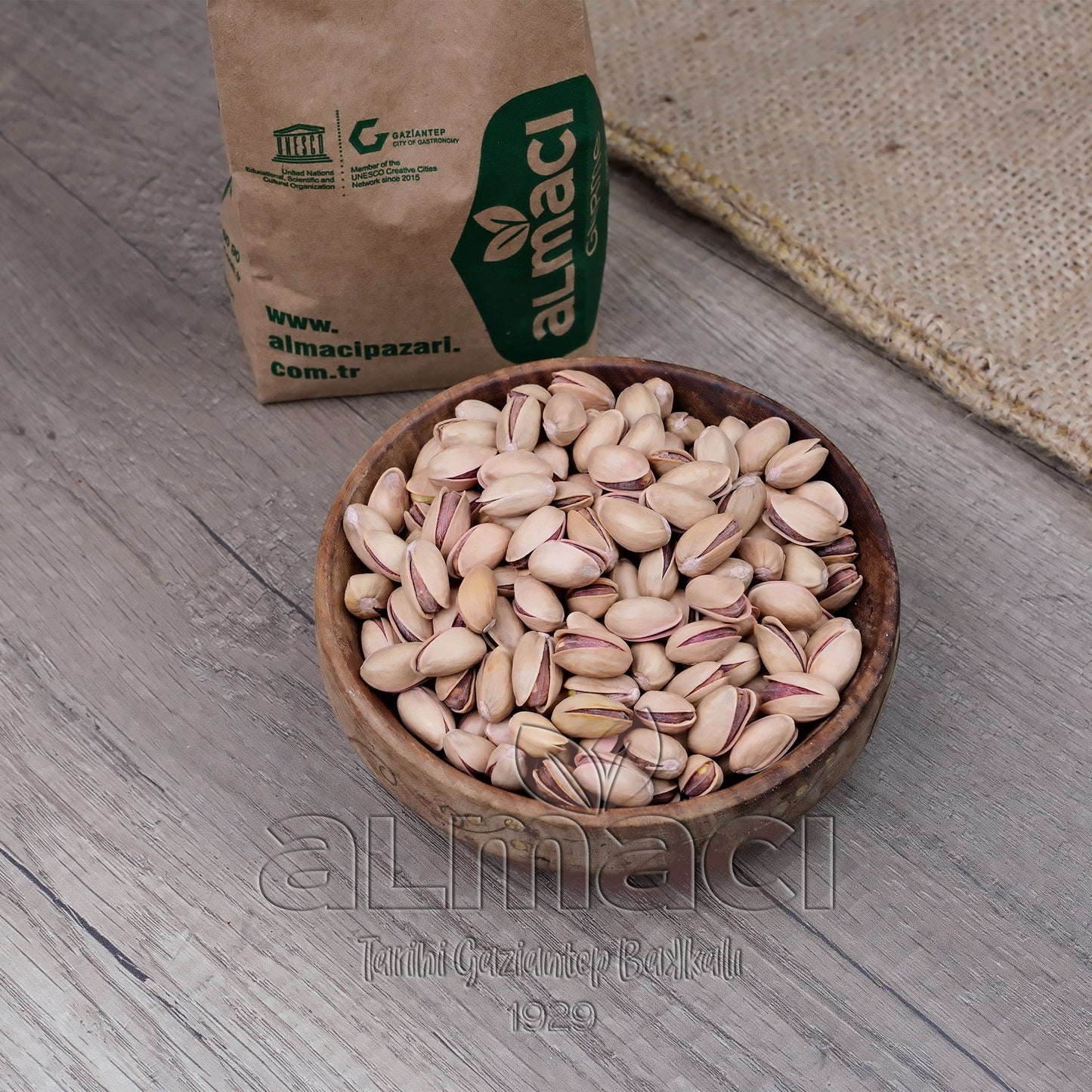 Ahşap bir kasede kabuklu Siirt aşı Antep fıstıkları