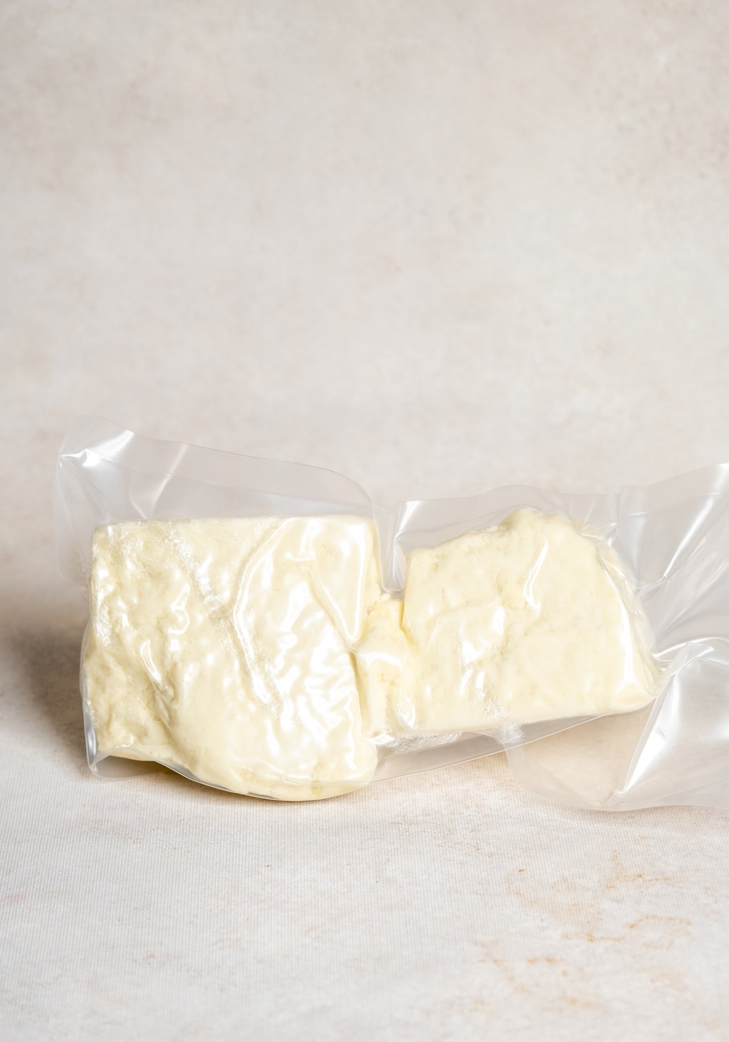 Yakından görünüm kırık tulum peyniri parçası, gözenekli ve granüllü yapısıyla bilinen, yoğun aromalı geleneksel Türk peyniri.