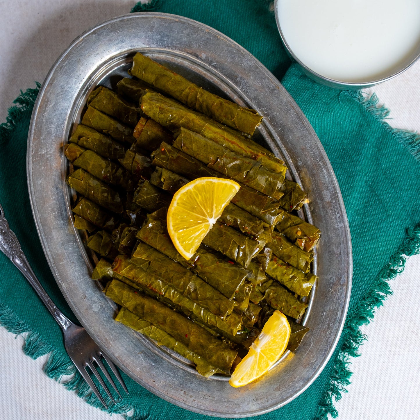 Yakından görünüm salamura asma yaprağı, damarsız ince yapısı ve altın sarısı rengiyle bilinen, kolay sarılan sultaniye yaprak.