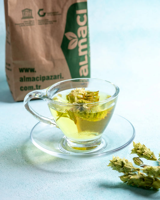 Fincanda demlenmiş adaçayı, boğaz enfeksiyonlarına iyi gelen ve doğal antibiyotik olarak bilinen bütün dallı bitki çayı.