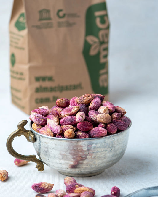 Üstten görünüm ağaçaltı fıstık ve kıracak, kırmızı dış kabuğuyla kurutulmuş (ben fıstık), aroması yoğun yöresel Gaziantep çerezi.