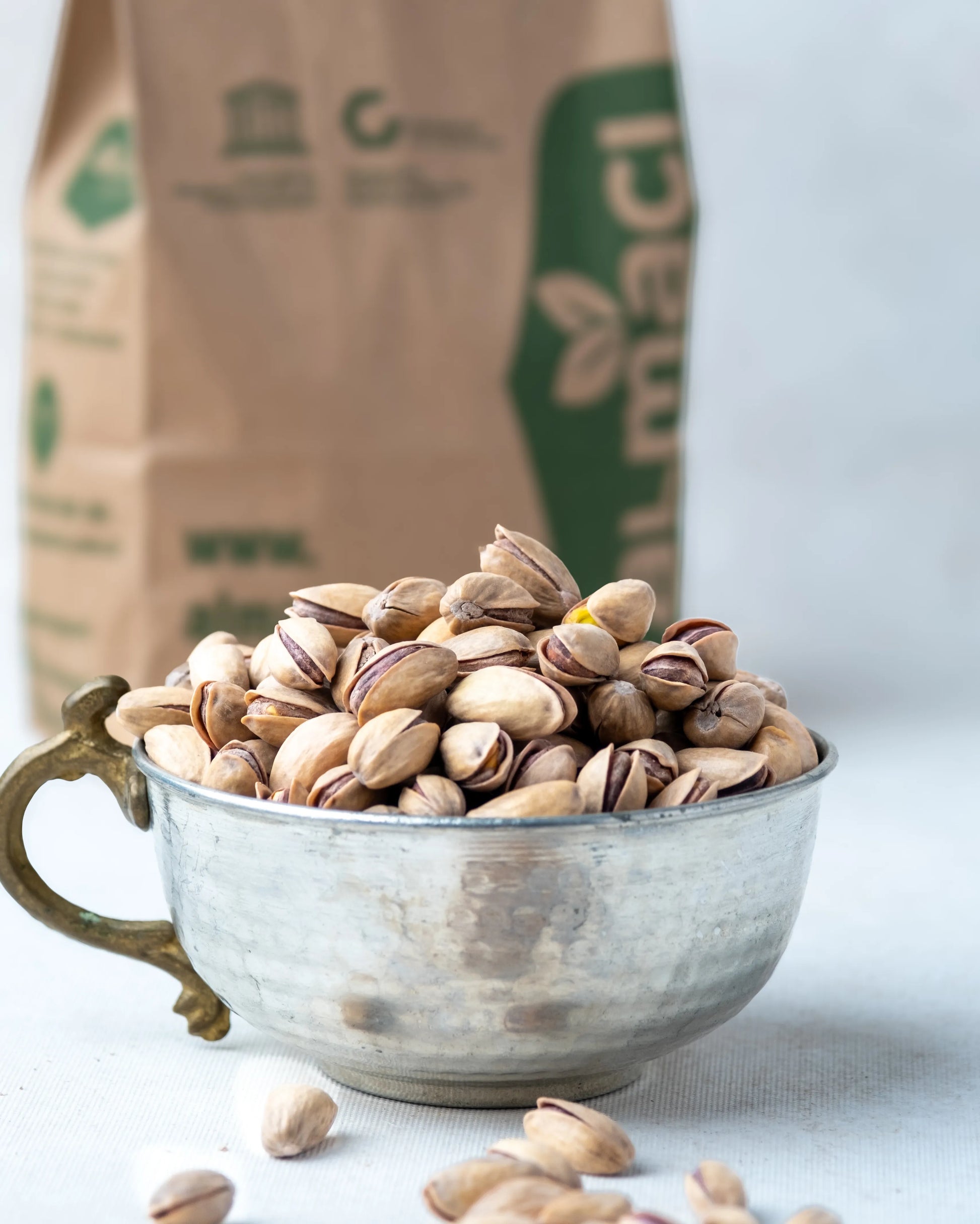 Almacı Pazarı taze kavrulmuş Antep fıstığı, geleneksel gümüş kase içerisinde sunulan iri taneli ve çıtlamış lüks duble fıstık.