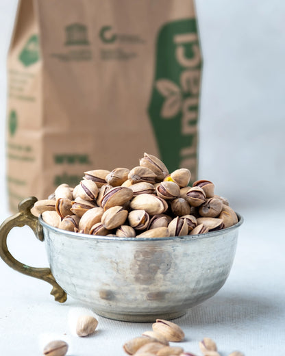 Almacı Pazarı taze kavrulmuş Antep fıstığı, geleneksel gümüş kase içerisinde sunulan iri taneli ve çıtlamış lüks duble fıstık.