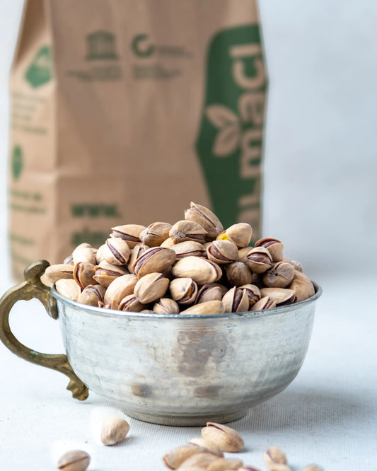 Almacı Pazarı taze kavrulmuş Antep fıstığı, geleneksel gümüş kase içerisinde sunulan iri taneli ve çıtlamış lüks duble fıstık.