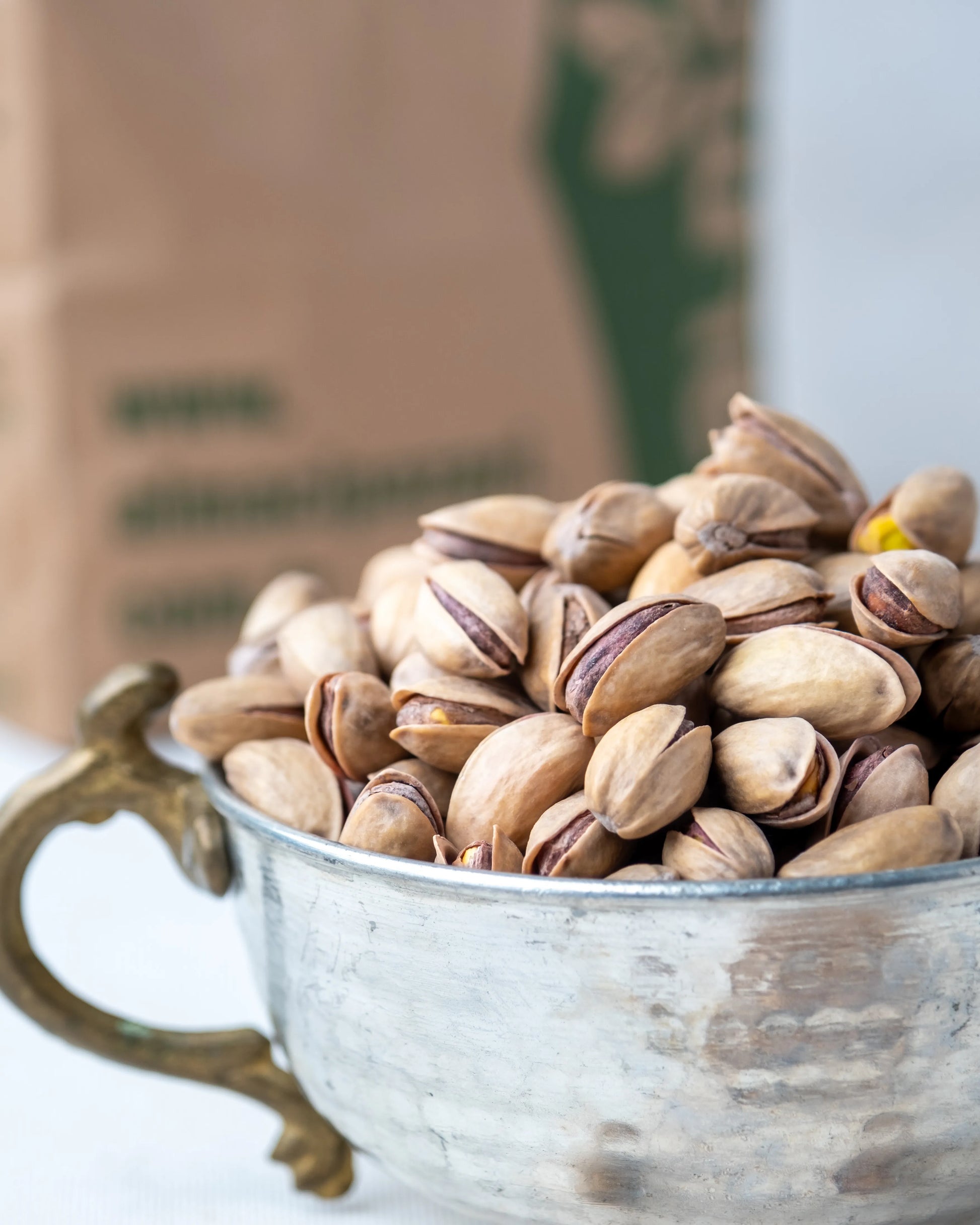 Almacı Pazarı taze kavrulmuş Antep fıstığı, geleneksel gümüş kase içerisinde sunulan iri taneli ve çıtlamış lüks duble fıstık.