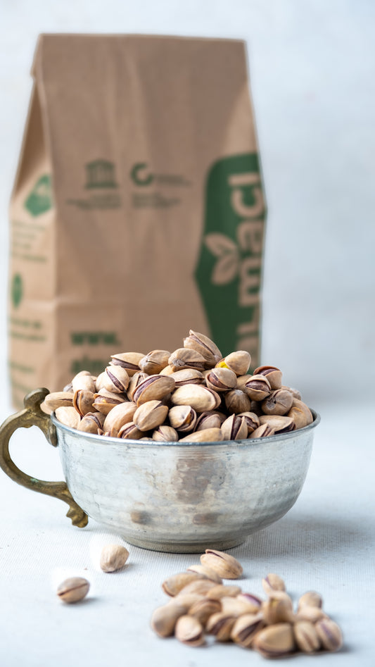 Almacı Pazarı taze kavrulmuş Antep fıstığı, geleneksel gümüş kase içerisinde sunulan iri taneli ve çıtlamış lüks duble fıstık.