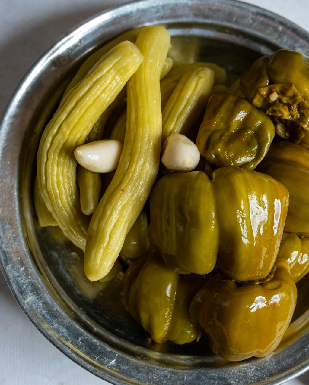 Almacı Pazarı 3kg karışık turşu bidonu ve sunum tabağı; içinde sadece acur ve biber bulunan, sarımsaklı ve sirkeli geleneksel Antep turşusu.