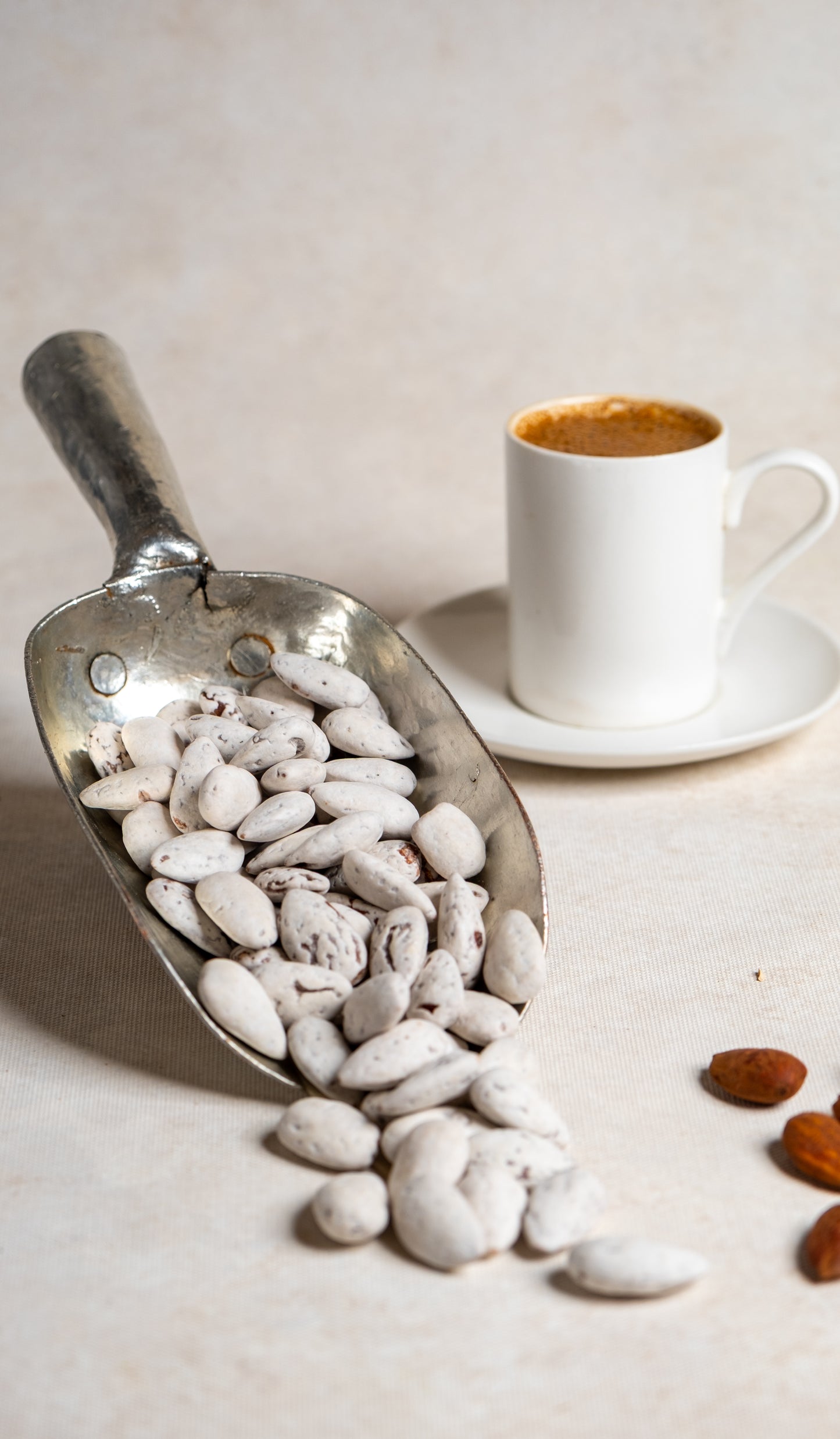 Yöresel beyaz badem şekeri, incecik şeker kaplaması ve çıtır taze bademiyle bayram ve özel günlerin vazgeçilmez ikramı.