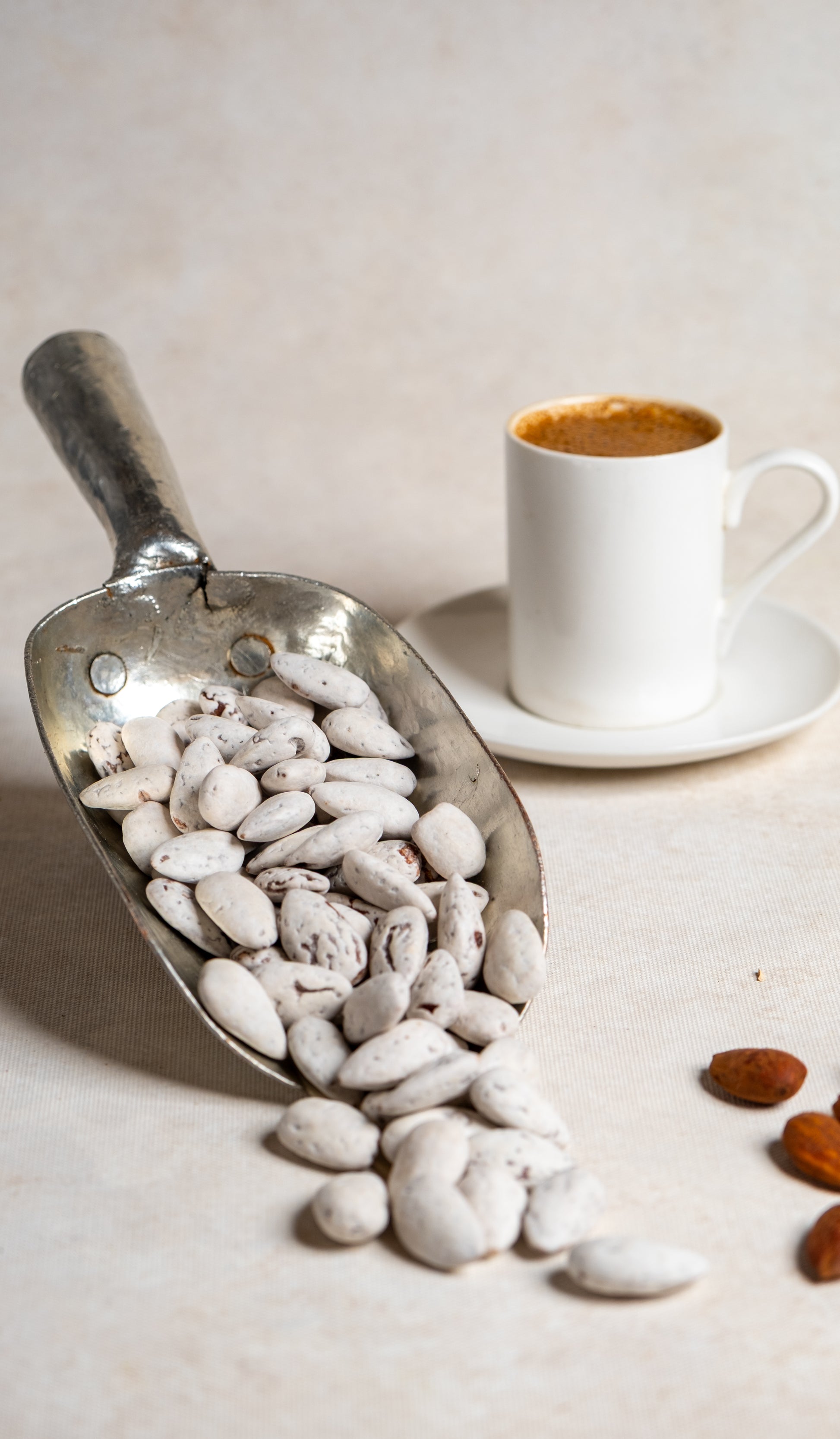 Yöresel beyaz badem şekeri, incecik şeker kaplaması ve çıtır taze bademiyle bayram ve özel günlerin vazgeçilmez ikramı.