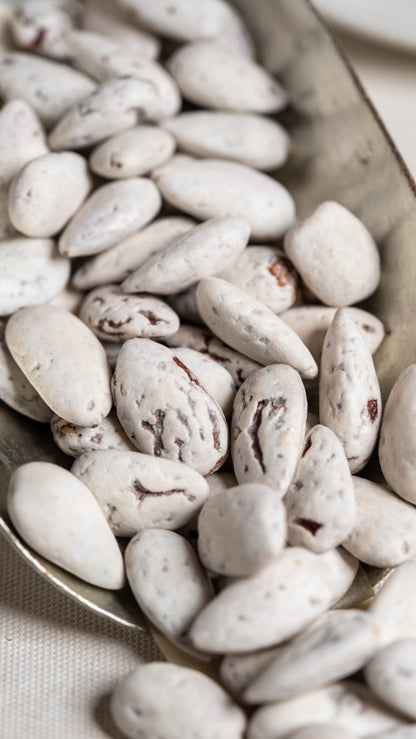 Yöresel beyaz badem şekeri, incecik şeker kaplaması ve çıtır taze bademiyle bayram ve özel günlerin vazgeçilmez ikramı.