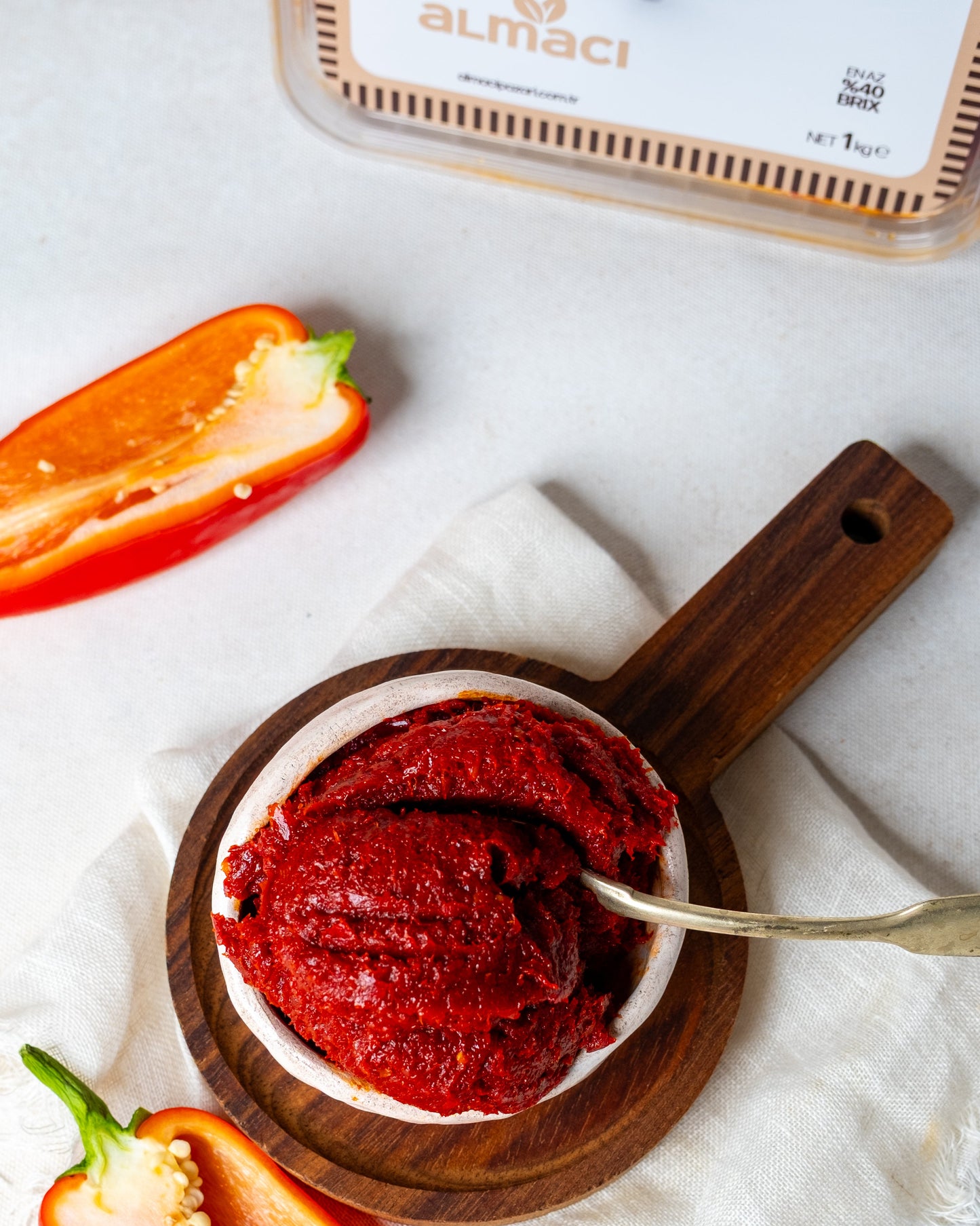 Kaşıkta tatlı biber salçası, taze kapya biberlerden üretilen, acısız ve koyu kıvamlı Antep usulü güneşte kurutulmuş salça.