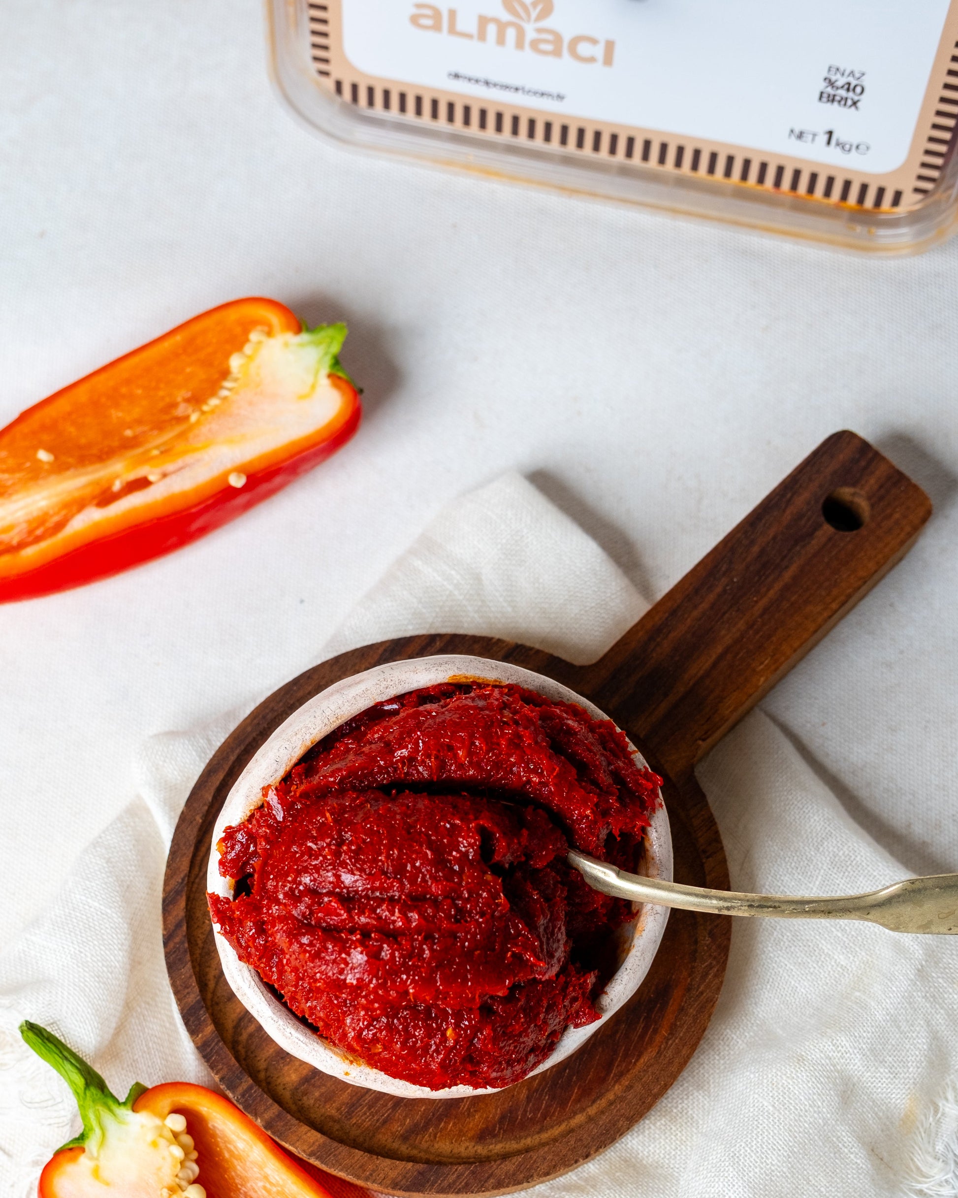 Kaşıkta tatlı biber salçası, taze kapya biberlerden üretilen, acısız ve koyu kıvamlı Antep usulü güneşte kurutulmuş salça.