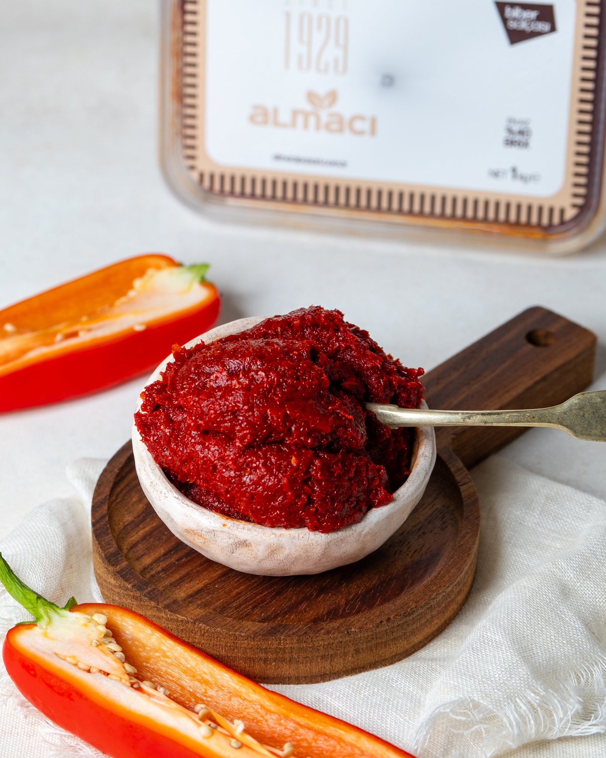 Kaşıkta tatlı biber salçası, taze kapya biberlerden üretilen, acısız ve koyu kıvamlı Antep usulü güneşte kurutulmuş salça.