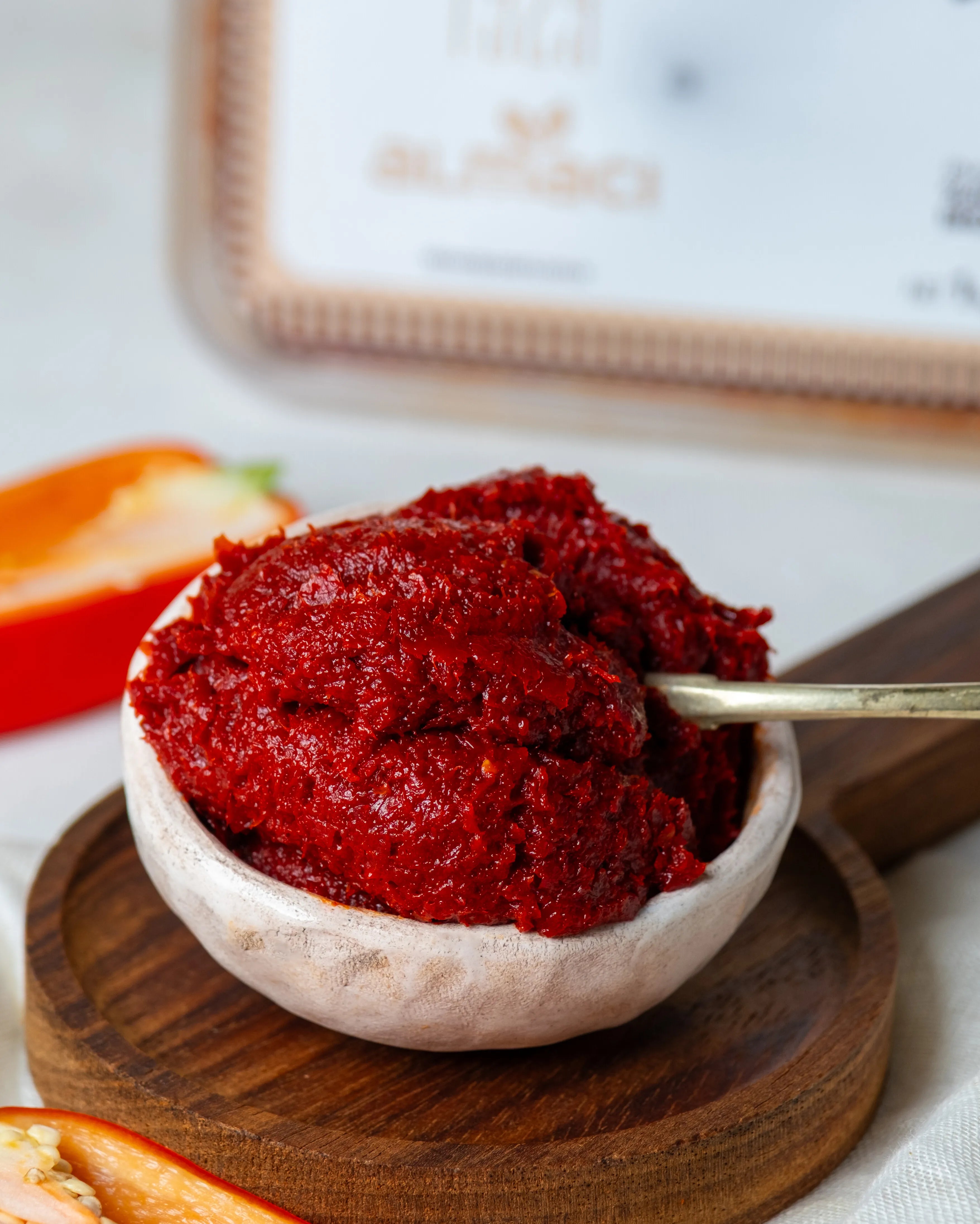 Kaşıkta tatlı biber salçası, taze kapya biberlerden üretilen, acısız ve koyu kıvamlı Antep usulü güneşte kurutulmuş salça.