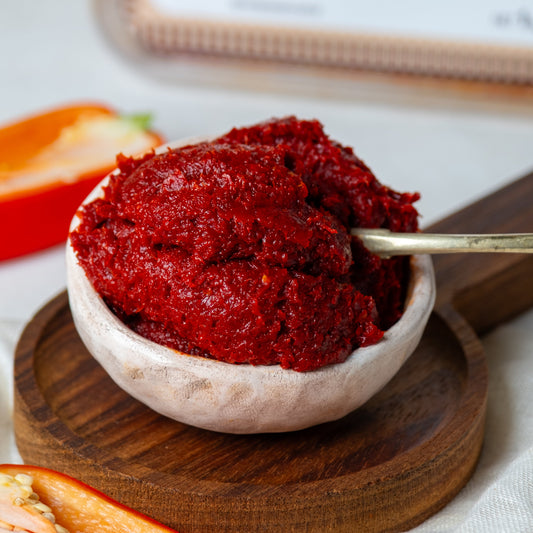 Kaşıkta tatlı biber salçası, taze kapya biberlerden üretilen, acısız ve koyu kıvamlı Antep usulü güneşte kurutulmuş salça.