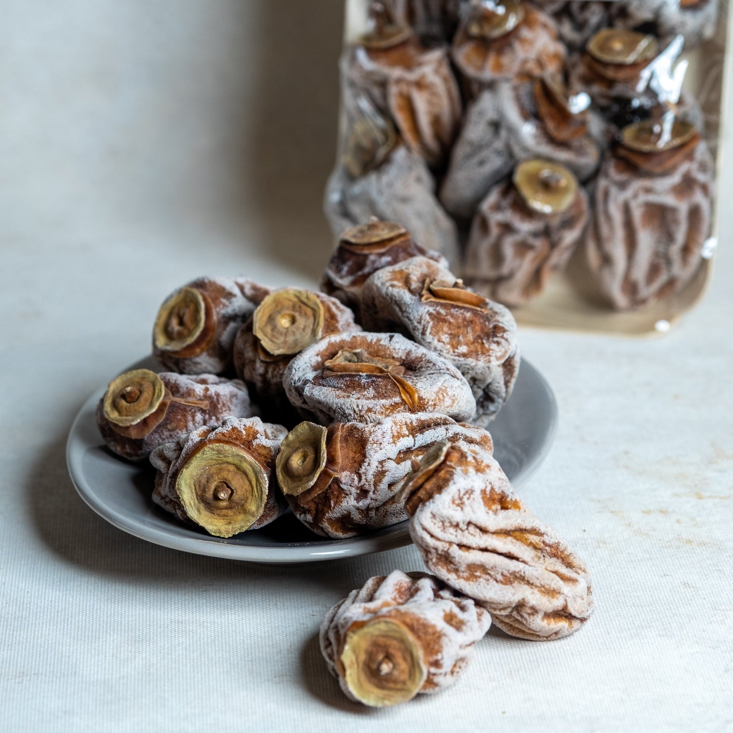 Yakından görünüm kuru cennet hurması, üzerindeki beyaz doğal şeker tabakasıyla (mannitol) bilinen lokum kıvamında Trabzon hurması.