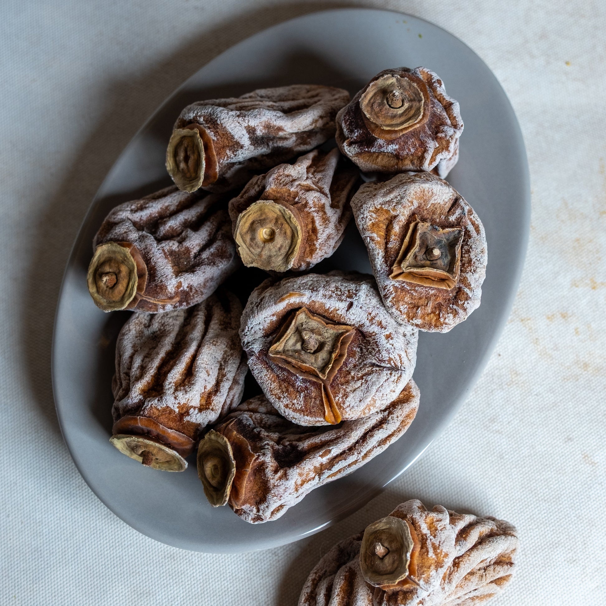 Yakından görünüm kuru cennet hurması, üzerindeki beyaz doğal şeker tabakasıyla (mannitol) bilinen lokum kıvamında Trabzon hurması.
