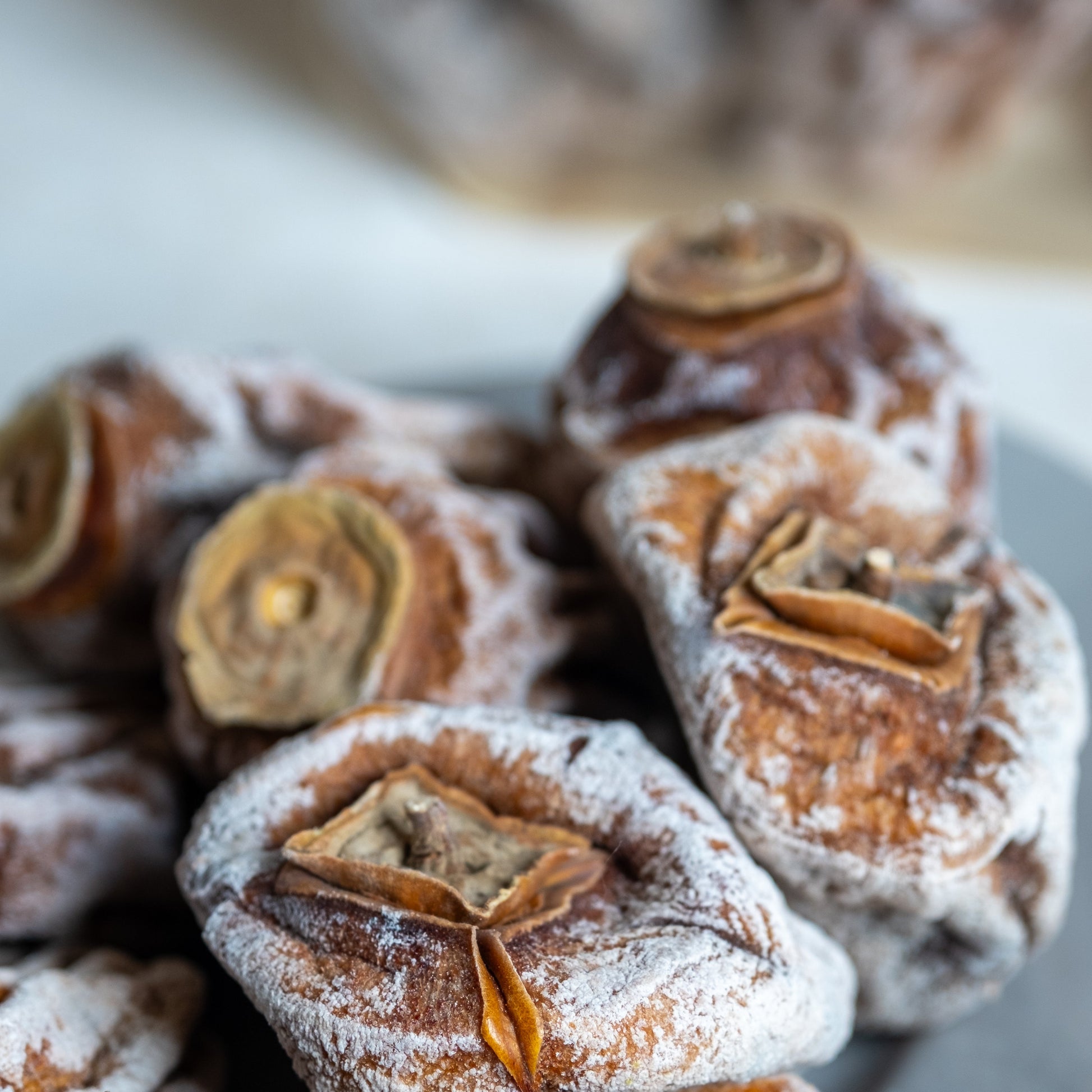 Yakından görünüm kuru cennet hurması, üzerindeki beyaz doğal şeker tabakasıyla (mannitol) bilinen lokum kıvamında Trabzon hurması.