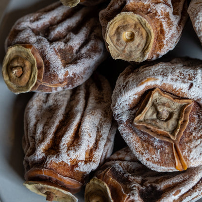 Yakından görünüm kuru cennet hurması, üzerindeki beyaz doğal şeker tabakasıyla (mannitol) bilinen lokum kıvamında Trabzon hurması.