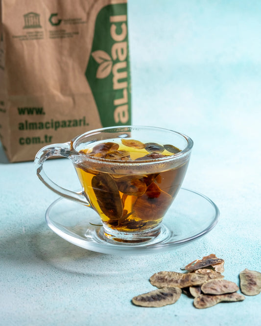 Fincanda demlenmiş açlık otu, tokluk hissi veren ve yağ yakımını destekleyen metabolizma hızlandırıcı bitki çayı.