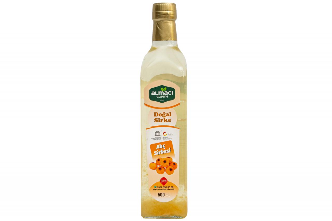 Şeffaf plastik şişe. Etiketin üzerinde “Alıç Sirkesi” ve alıç meyvesi resmi bulunuyor. 500 ml, www.almacipazari.com.tr.