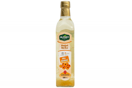 Şeffaf plastik şişe. Etiketin üzerinde “Alıç Sirkesi” ve alıç meyvesi resmi bulunuyor. 500 ml, www.almacipazari.com.tr.