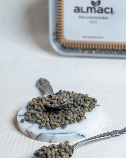 Paketli bamya tohumu sunumu, diz ağrıları ve eklem sıvısı desteği için kullanılan doğal kurutulmuş bamya çekirdeği.