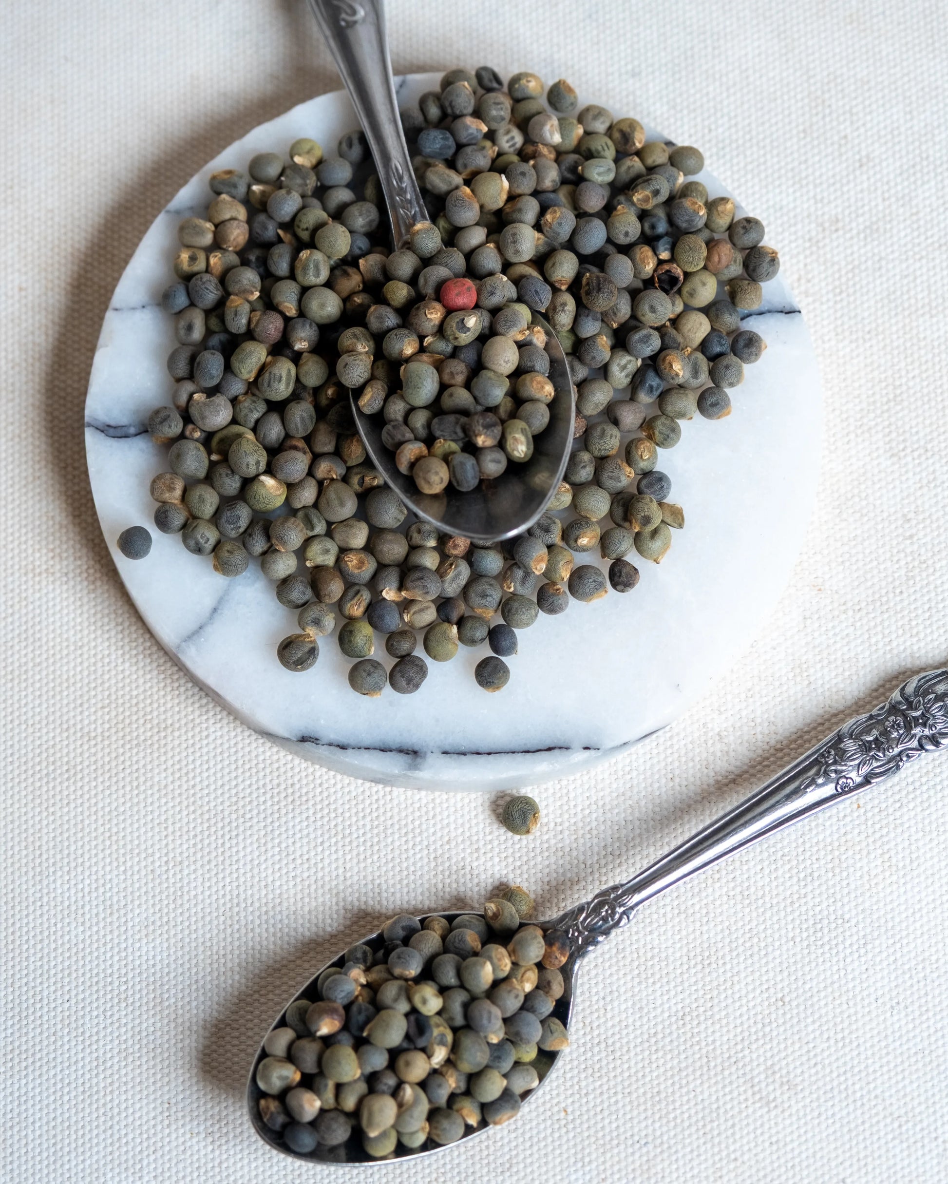 Paketli bamya tohumu sunumu, diz ağrıları ve eklem sıvısı desteği için kullanılan doğal kurutulmuş bamya çekirdeği.