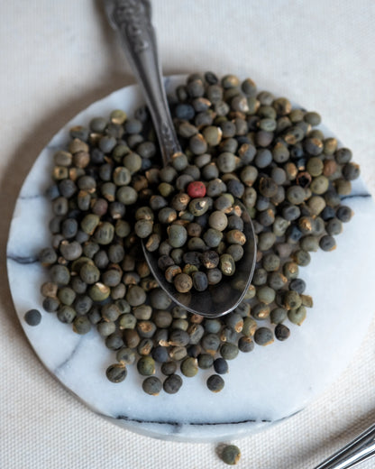 Paketli bamya tohumu sunumu, diz ağrıları ve eklem sıvısı desteği için kullanılan doğal kurutulmuş bamya çekirdeği.