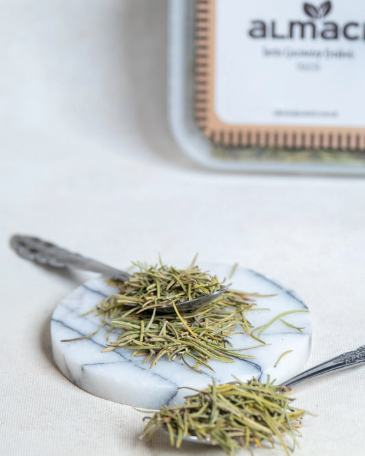 Biberiye yaprakları yakın çekim, yoğun aromalı ve yeşil rengini koruyan birinci sınıf kurutulmuş doğal baharat detayı.