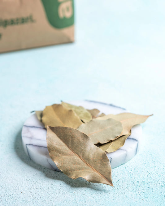 Doğal kurutulmuş defne yaprağı, et ve balık yemeklerine lezzet veren bütün ve kırılmamış aromatik yapraklar.