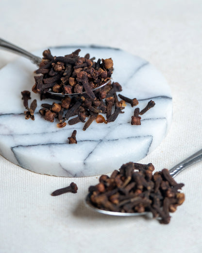 Tane karanfil yakın çekim, dolgun tomurcukları ve yoğun aromasıyla bilinen şifalı ve doğal baharat detayı.