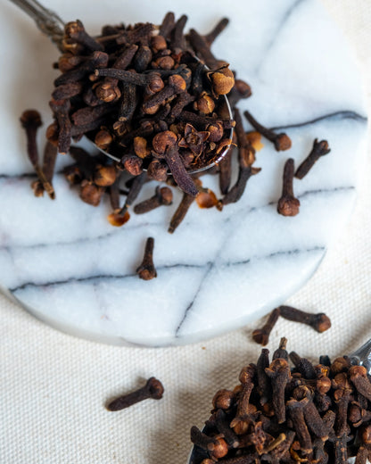Tane karanfil yakın çekim, dolgun tomurcukları ve yoğun aromasıyla bilinen şifalı ve doğal baharat detayı.