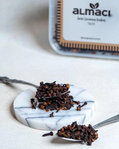 Tane karanfil yakın çekim, dolgun tomurcukları ve yoğun aromasıyla bilinen şifalı ve doğal baharat detayı.