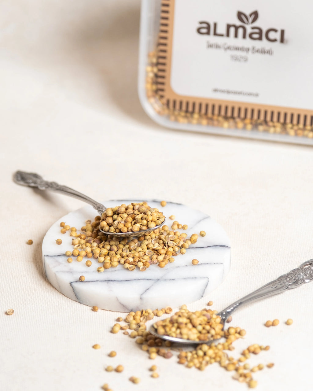 Doğal kişniş baharatı, hijyenik ambalajı önünde sunulan birinci kalite yerli üretim tane kişniş.