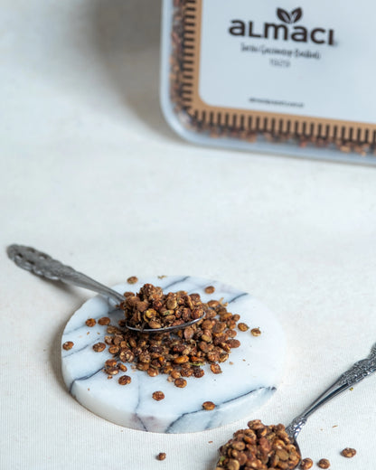 Paketli tane sumak sunumu, yemeklere ve salatalara doğal ekşilik veren katkısız bütün sumak meyveleri.