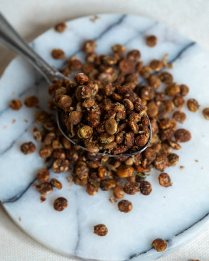 Paketli tane sumak sunumu, yemeklere ve salatalara doğal ekşilik veren katkısız bütün sumak meyveleri.