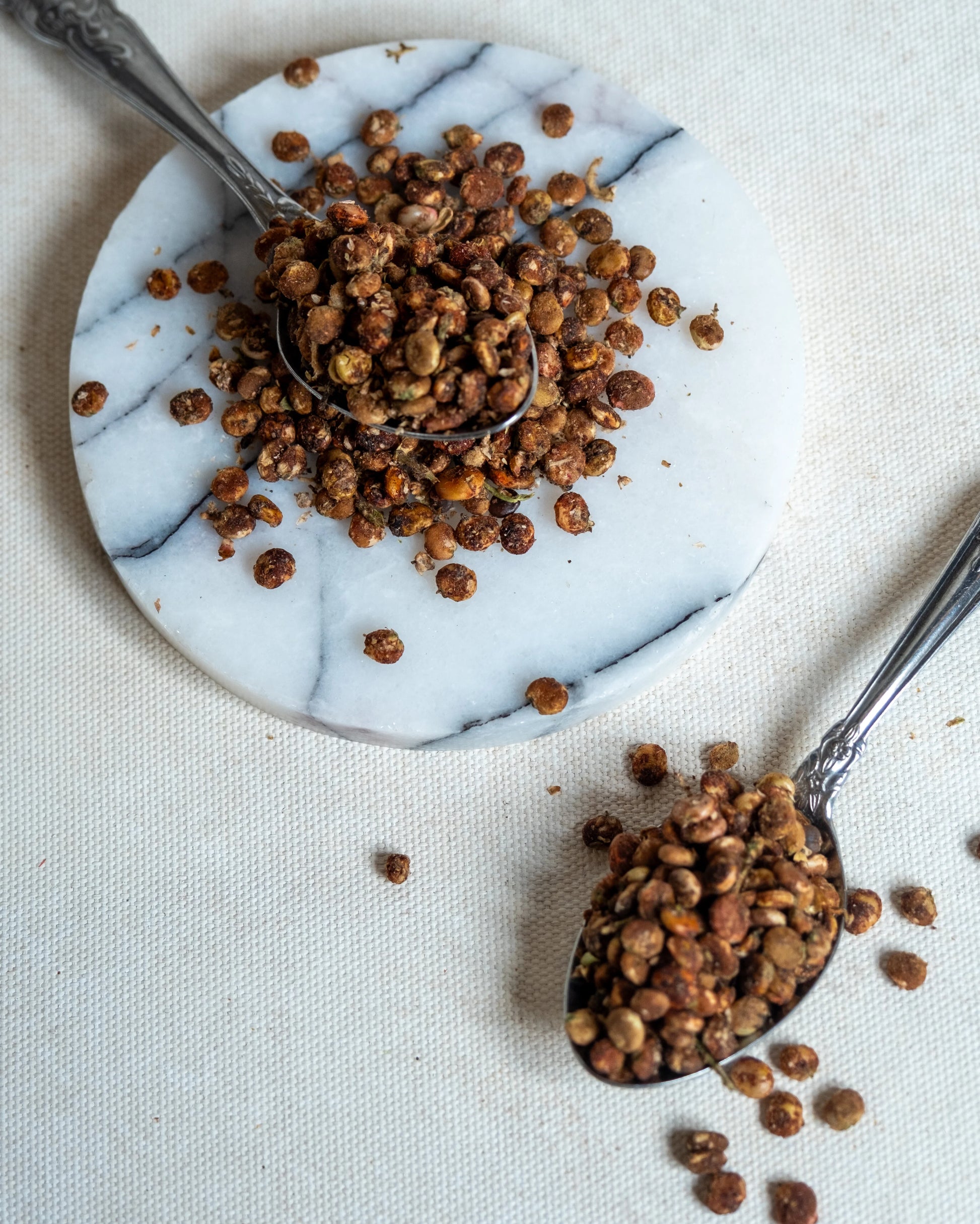 Paketli tane sumak sunumu, yemeklere ve salatalara doğal ekşilik veren katkısız bütün sumak meyveleri.