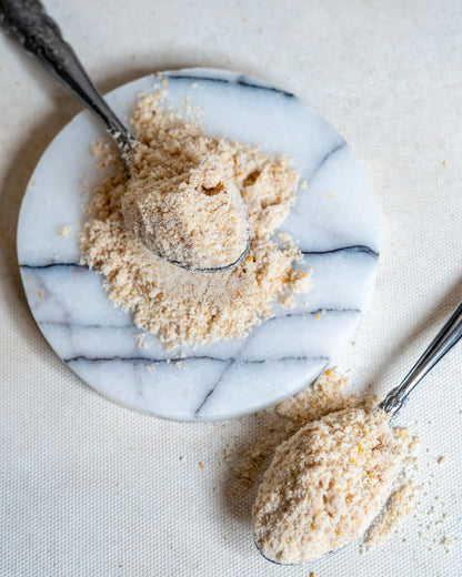 Paketli toz mahlep sunumu, Kandil simidi ve hamur işlerine eşsiz koku veren doğal taze öğütülmüş mahlep.