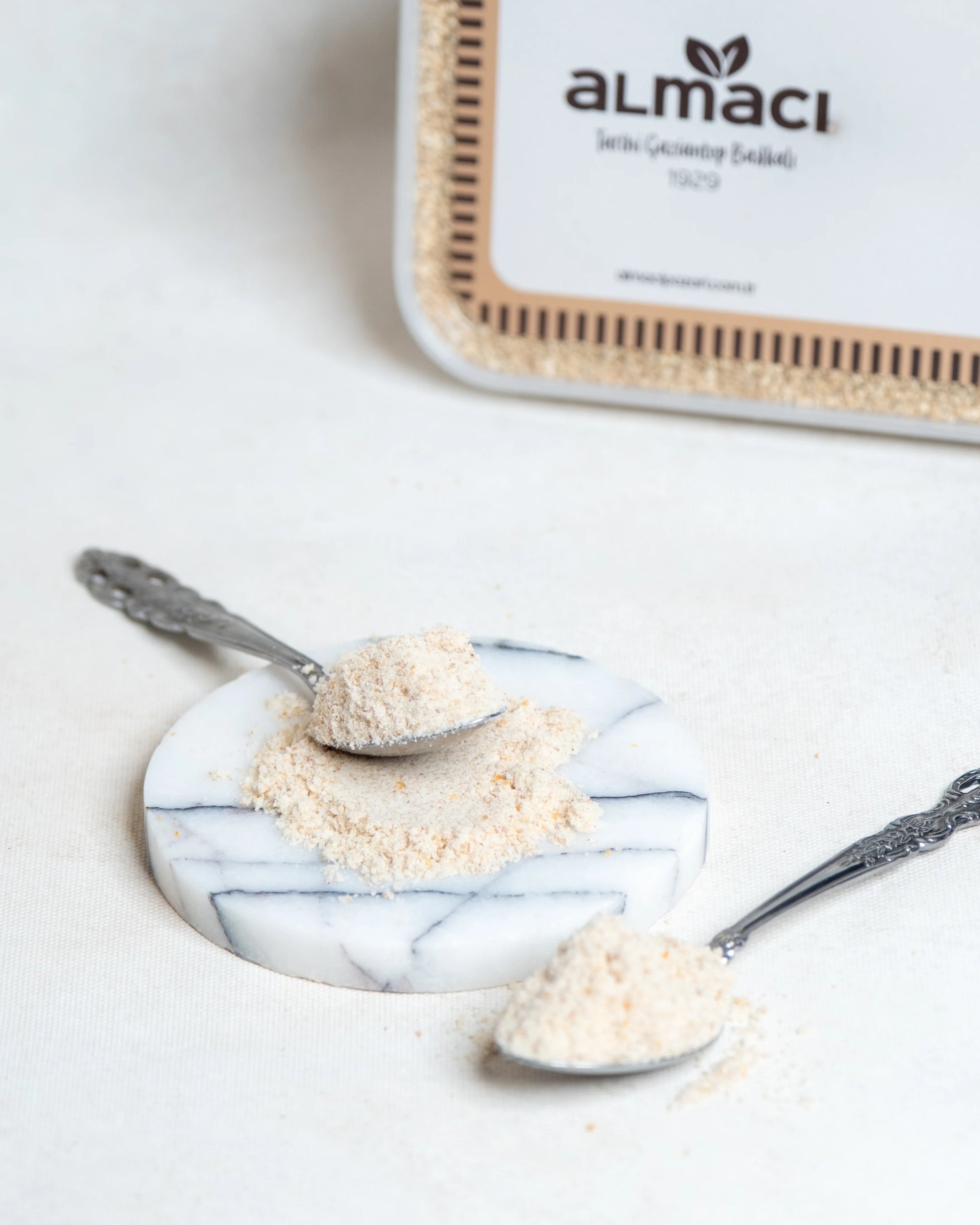 Paketli toz mahlep sunumu, Kandil simidi ve hamur işlerine eşsiz koku veren doğal taze öğütülmüş mahlep.