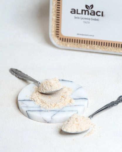 Paketli toz mahlep sunumu, Kandil simidi ve hamur işlerine eşsiz koku veren doğal taze öğütülmüş mahlep.