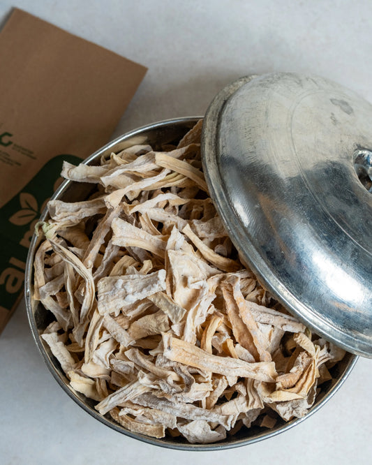 Yakından görünüm doğranmış kuru kabak, güneşte kurutulmuş beyaz renkli şeritler halinde kışlık pratik sebze kurusu.