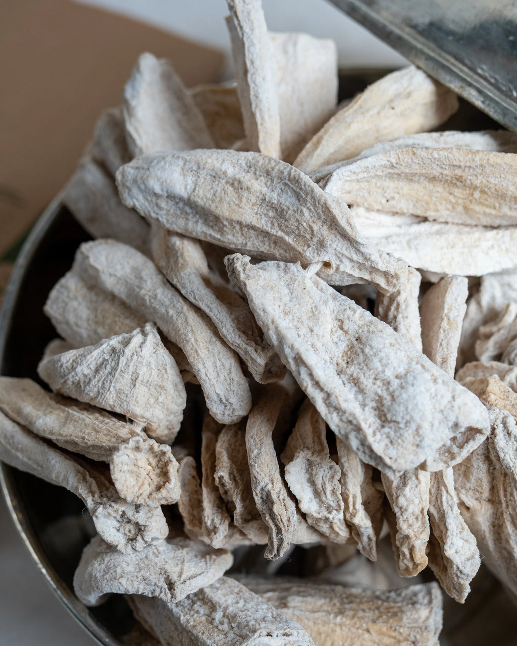 Yakından görünüm dolmalık kuru kabak, içi oyulmuş ve güneşte kurutulmuş kararmayan bembeyaz kışlık dolma malzemesi.