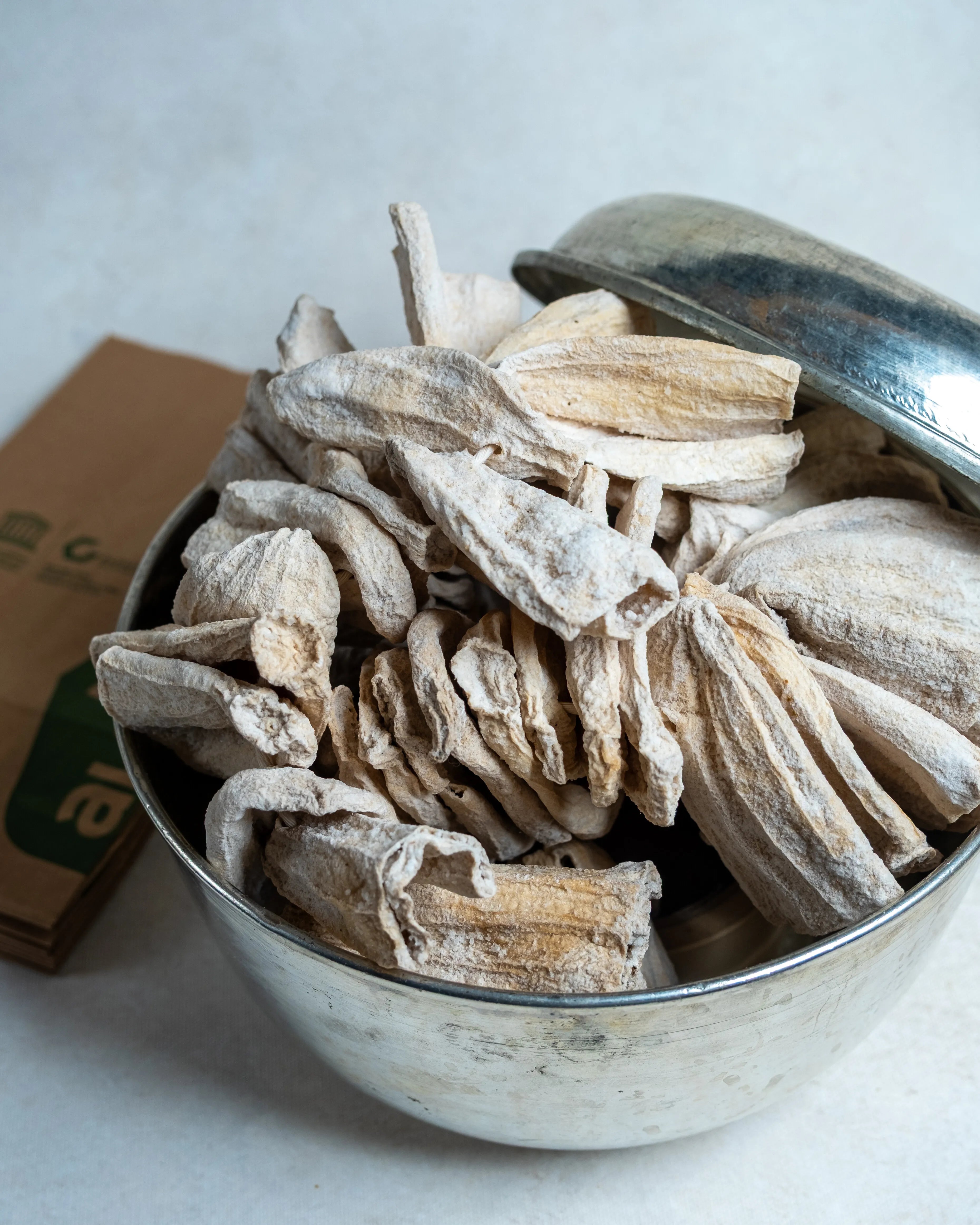 Yakından görünüm dolmalık kuru kabak, içi oyulmuş ve güneşte kurutulmuş kararmayan bembeyaz kışlık dolma malzemesi.