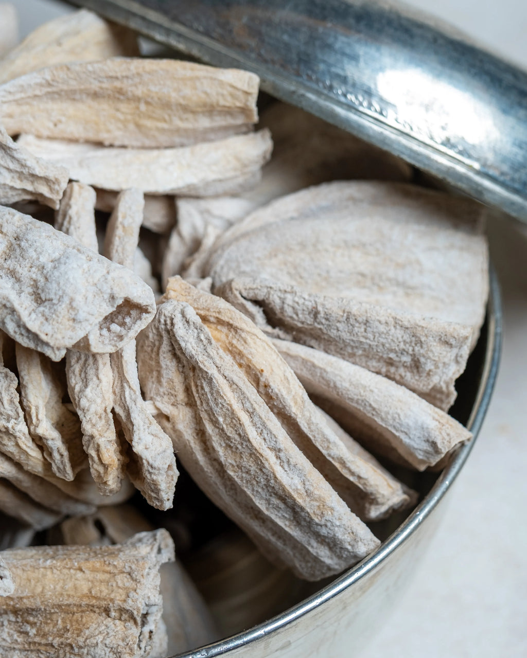 Yakından görünüm dolmalık kuru kabak, içi oyulmuş ve güneşte kurutulmuş kararmayan bembeyaz kışlık dolma malzemesi.