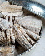 Yakından görünüm dolmalık kuru kabak, içi oyulmuş ve güneşte kurutulmuş kararmayan bembeyaz kışlık dolma malzemesi.