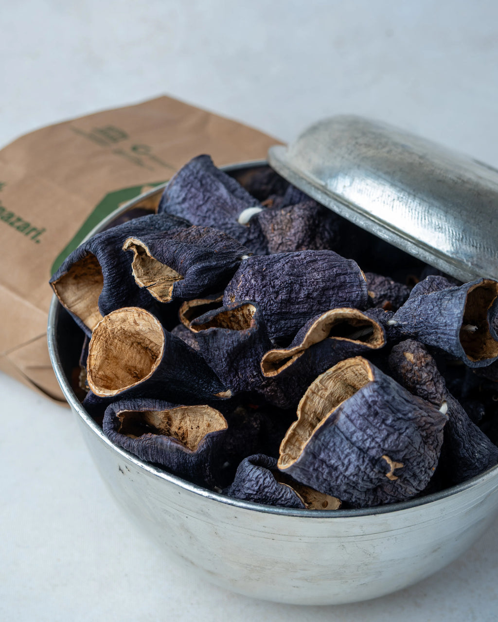 Metal kasede sunulan kuru patlıcanlar ve Almacı Pazarı kesekağıdı, güneşte kurutulmuş, içi oyulmuş ve ince kabuklu doğal Antep dolmalığı.