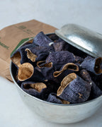 Metal kasede sunulan kuru patlıcanlar ve Almacı Pazarı kesekağıdı, güneşte kurutulmuş, içi oyulmuş ve ince kabuklu doğal Antep dolmalığı.